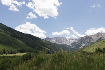 Obraz premium Blue sky and mountains in Aspen, Colorado. 