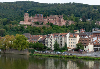 Obraz premium A city with a river running through it and a castle in the background