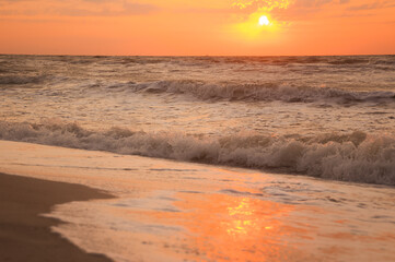 Obraz premium Sunset or sunrise at sea. Summer sea background.