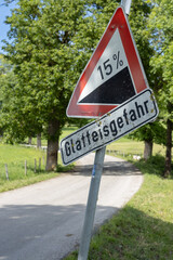 Verkehrszeichen warnt vor gefährlicher Steigung und Glatteis