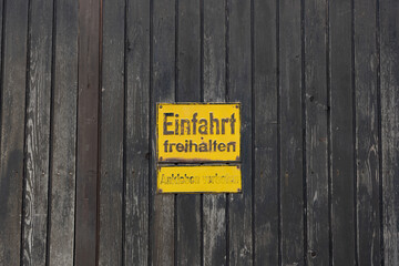 Schild an Hofeinfahrt 