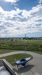 jacht stojący na nabrzeżu w porcie