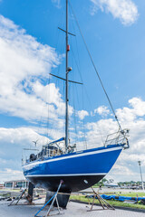 jacht stojący na nabrzeżu w porcie