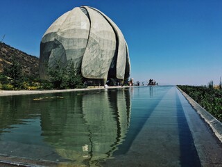 Obraz premium Water fountain of the Bahai Temple in Santiago, Chile