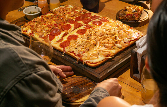 "La esencia de la pizza argentina con ingredientes como cebolla, champi&ntilde;&oacute;n, queso mozzarella, pepperoni y carne, destacando la cocina a la le&ntilde;a y la tradici&oacute;n gastron&oacute;mica. &iexcl;Una fusi&oacute;n de sabor!