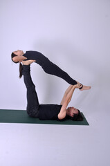 pai com filha  pose baleia  acroyoga 