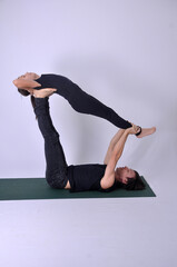 pai com filha  pose baleia  acroyoga 