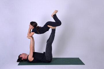pai com filha  pose borboleta acroyoga 