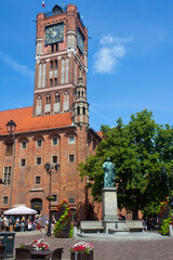 Ratusz z pomnikiem astronoma, Toruń, Polska. Town Hall, Torun, Poland