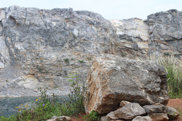 The mountains are very beautiful.