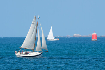 Voiliers dans le vent en baie de Perros-Guirec Louannec en Bretagne