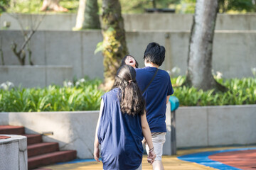 A Chinese Malaysian family - parents in their 30s and their 1-year-old daughter - playing in KLCC Park at Kuala Lumpur City Centre
クアラルンプール・シティ・センターにあるKLCC公園で30代の中国系マレーシア人の両親と1歳の娘が遊んでいる