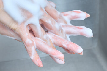 手を洗う女性の手元