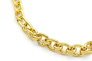 Obraz premium Close-up of a gold chain with interlocking links, displayed against a white background, 