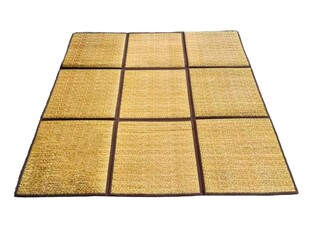 The white background in the picture is a living room mat made from brown grass from plants used for living and kitchen work.