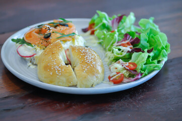 smoke salmon bagel, salmon bagel with salad