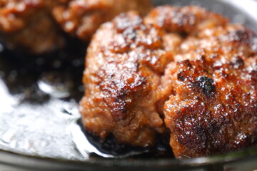 フライパンでハンバーグを焼く
