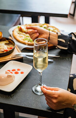 friends eating in the cafe