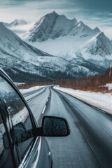 Obraz premium A car road with mountains in the background