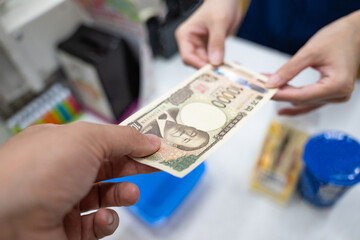 コンビニ　1万円札　現金