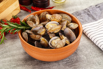 Raw vongole clams for cooking
