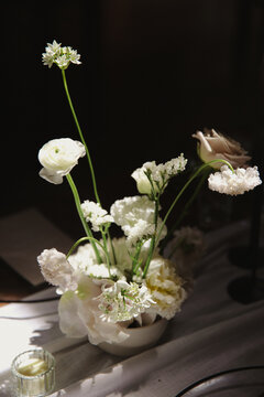 Fototapeta white flowers on a wedding table