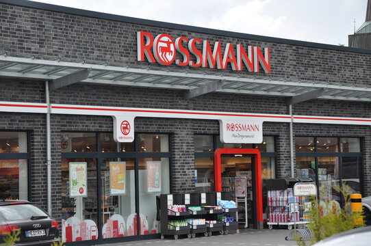 Rossmann Drogeriemarkt #Firmenlogo an der Au&szlig;enseite der Filiale in Wennb&uuml;ttel in Schleswig Holstein.