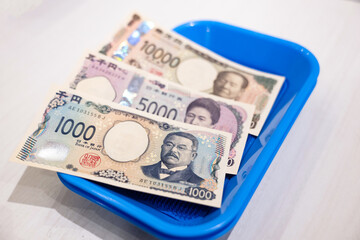 トレイに置かれたお札