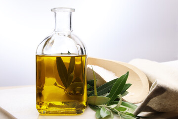 Still life con boccetta di olio extravergine di oliva e foglie d’olivo