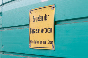 Schild verbietet Zutritt zu Baustelle