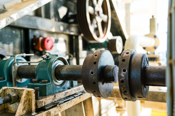 Maintain flywheel transmission systems on drilling rigs.