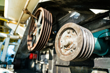 Maintain flywheel transmission systems on drilling rigs.