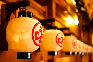 芝居小屋に並んだ提灯 © junji