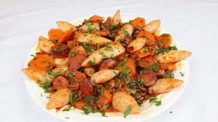 Lulas estufadas com chouriça, prato de lulas