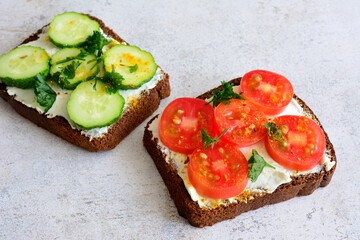 a sandwich with tomatoes and cucumber on it 
