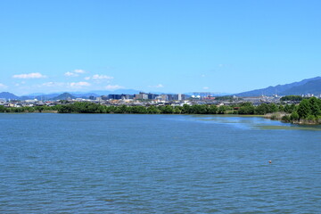 琵琶湖畔の帰帆島にかかる橋からの草津市街地方向の風景