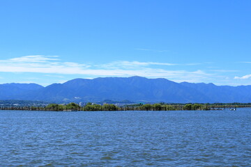 爽やかな夏空と琵琶湖越しに見る湖西の山並み