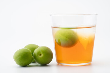 琥珀色の熟成梅酒と梅の実