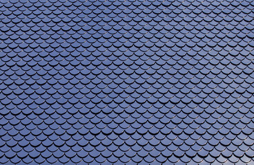 The roof tiles are similar to fish scales. Cement melting artist into the template, making the sheet continuously long throughout the roof.