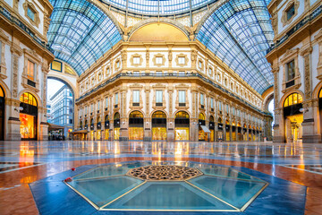 Obraz premium Galleria Vittorio Emanuele II in Milan scenic architecture view