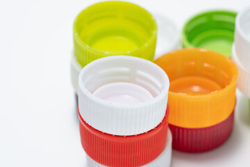 分別してリサイクルをするペットボトルのキャップ