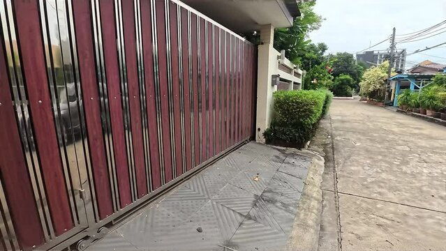 automatic sliding door while closing View from the front of the house

