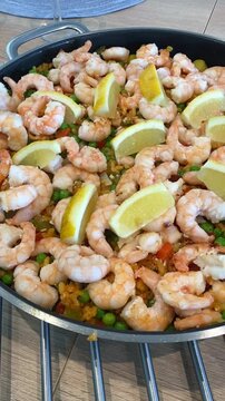 Paella mit gebratenen Garnelen