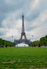 vue de la Tour Eiffel un jour d'orage &agrave; Paris en France