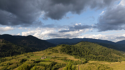 Obraz premium Mountain landscape with dramatic clouds