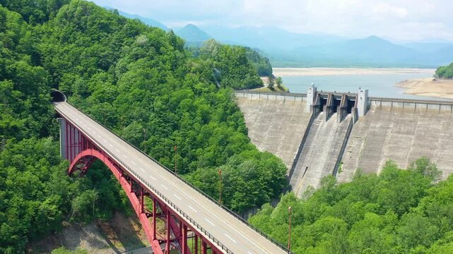 ダムと渓谷にかかる大きな橋の美しい景色　Beautiful view of the dam and the large bridge over the valley