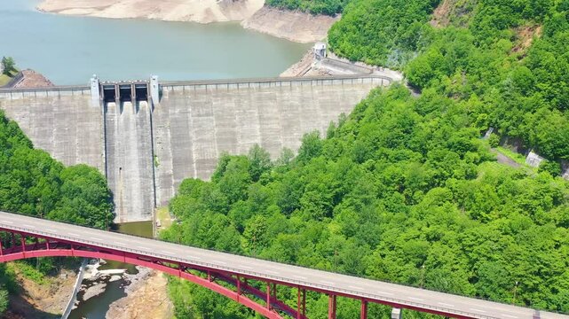 ダムと渓谷にかかる大きな橋の美しい景色　Beautiful view of the dam and the large bridge over the valley