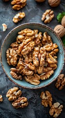 Obraz premium Overhead view of walnuts in a bowl