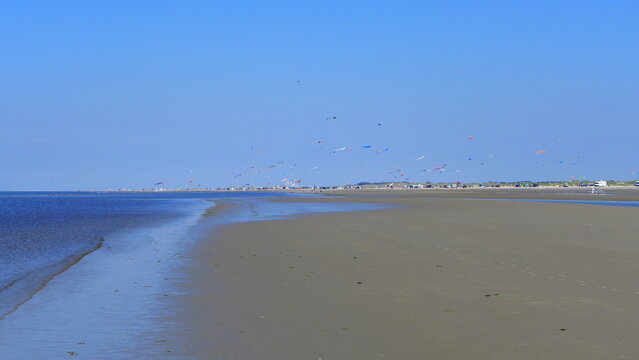 Fan&oslash; Strand bei Rindby w&auml;hrend des internationalen Drachenfestes 2024