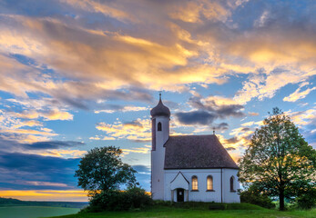 Naklejka premium Wolken über der Kreuzberg Kapelle bei Wessobrunn am Abend, Bayern, Deutschland, Europa